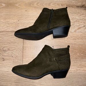 NWOT St John’s Bay olive green ankle Booties 8 1/2